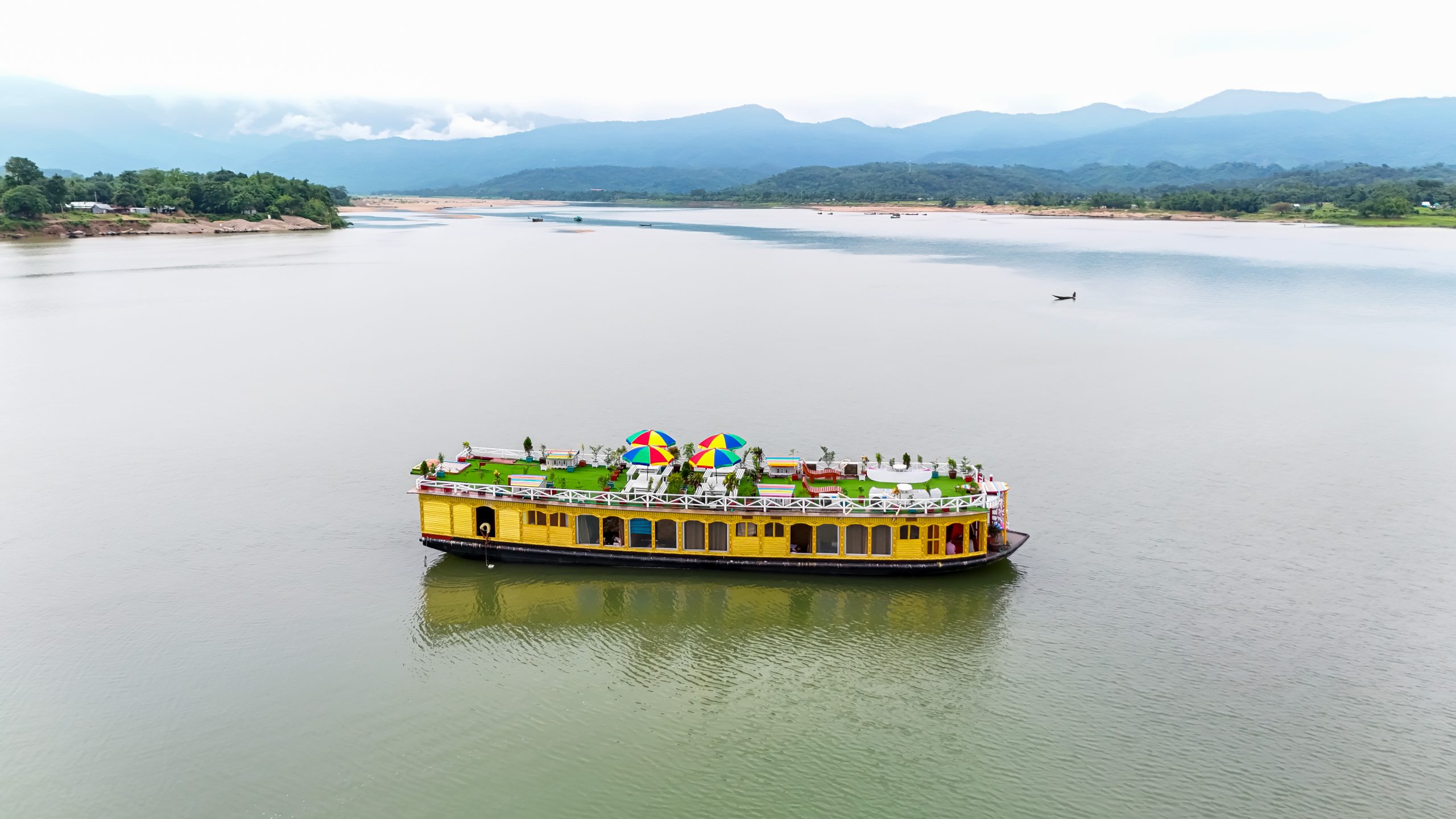 টাঙ্গুয়ার হাওরে আধুনিক মানের হাউজ বোট